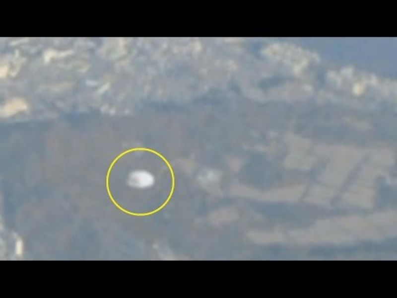 UFO Sighted Beneath Airplane in Seoul
