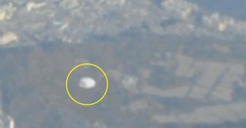 UFO Sighted Beneath Airplane in Seoul